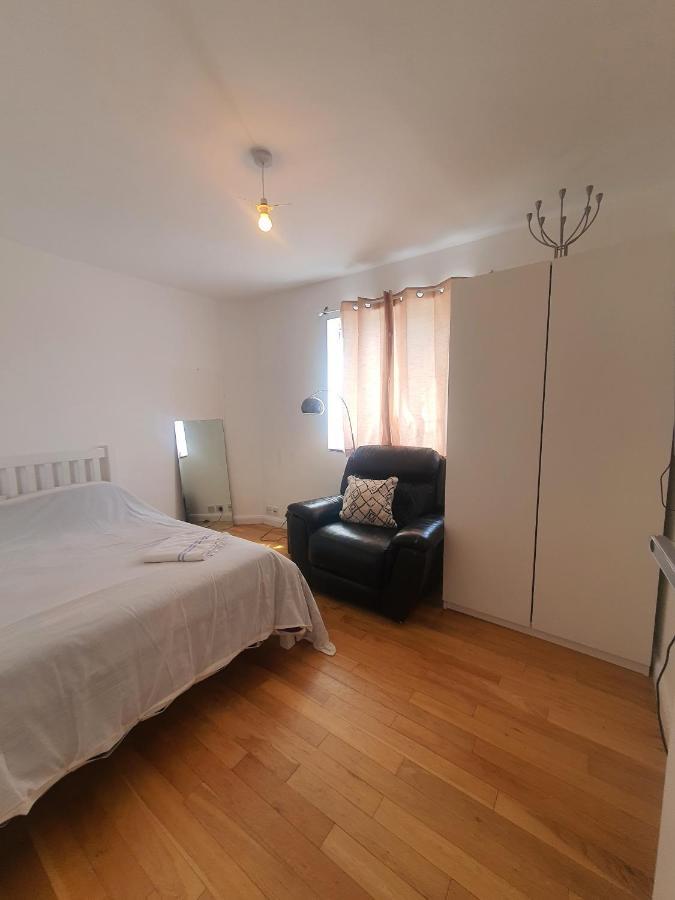 Art Double Bed Room Έτζγουερ Εξωτερικό φωτογραφία
